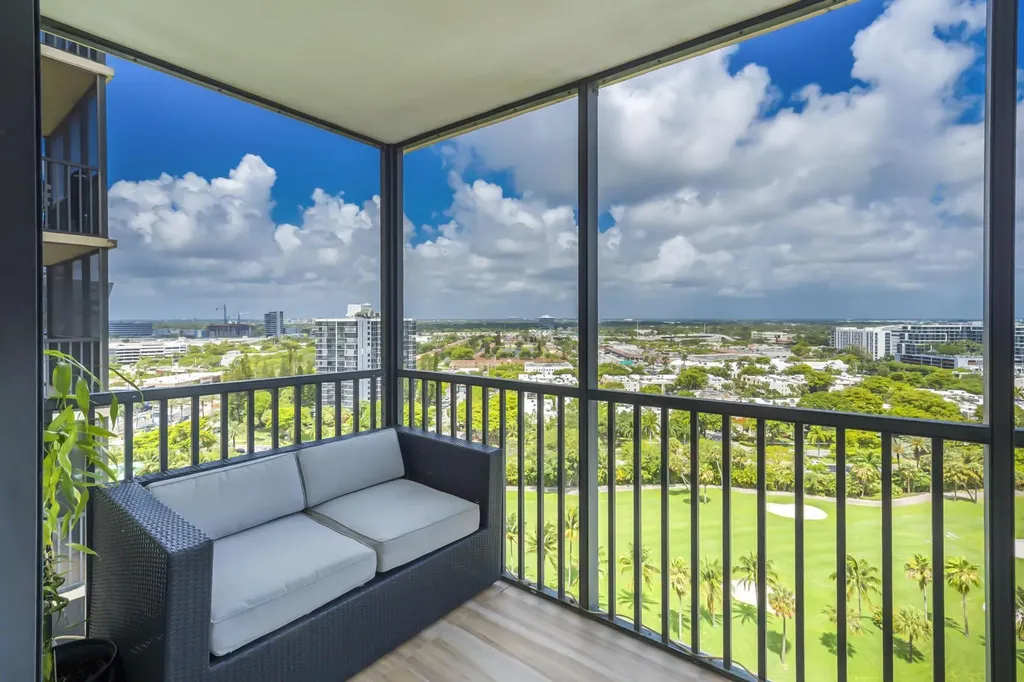 20335 W Country Club Aventura FL 33180