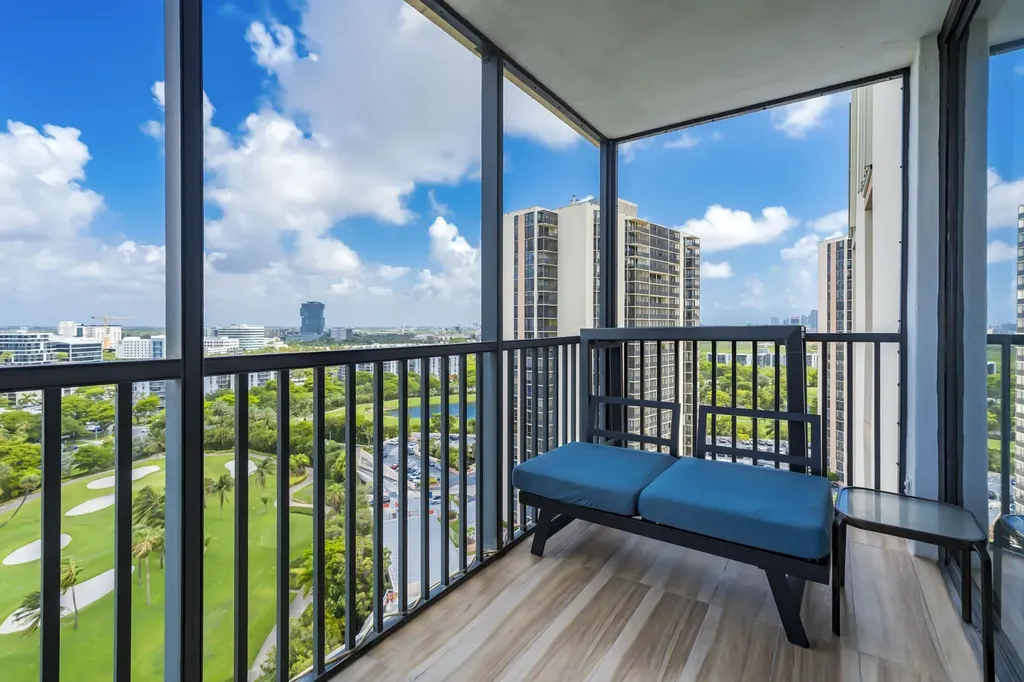 20335 W Country Club Aventura FL 33180