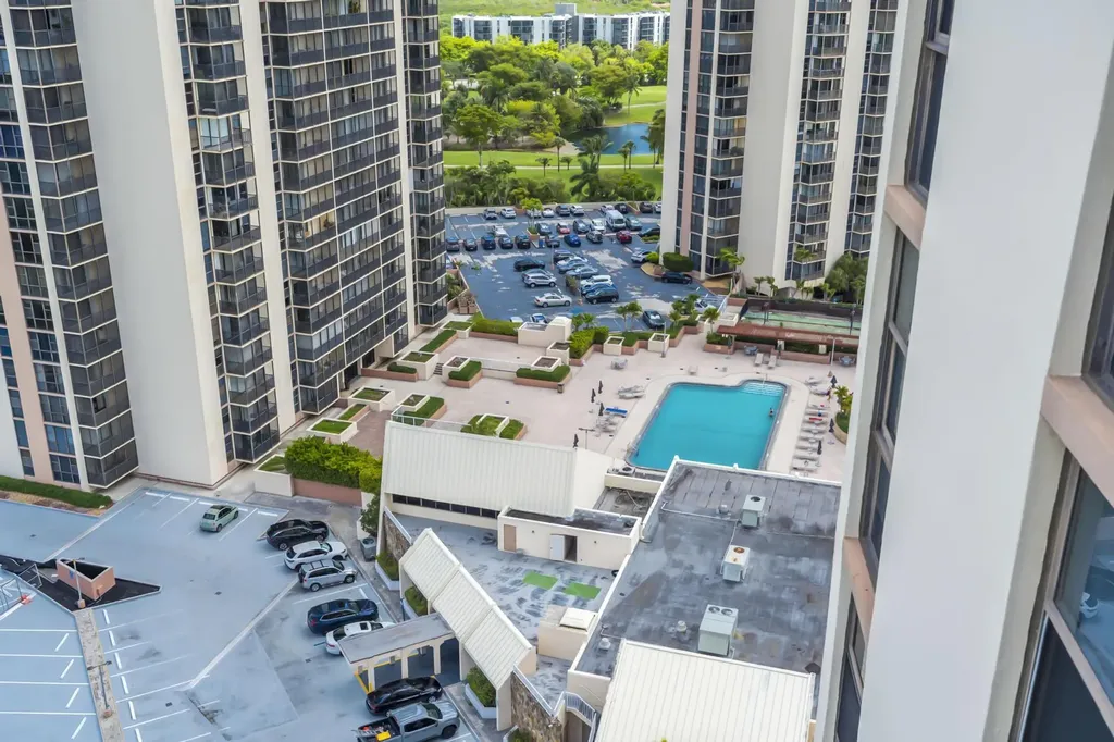 20335 W Country Club Aventura FL 33180