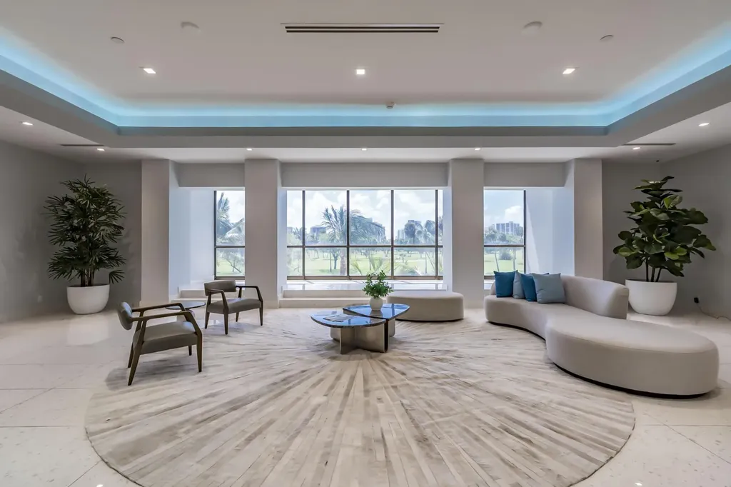 20335 W Country Club Aventura FL 33180
