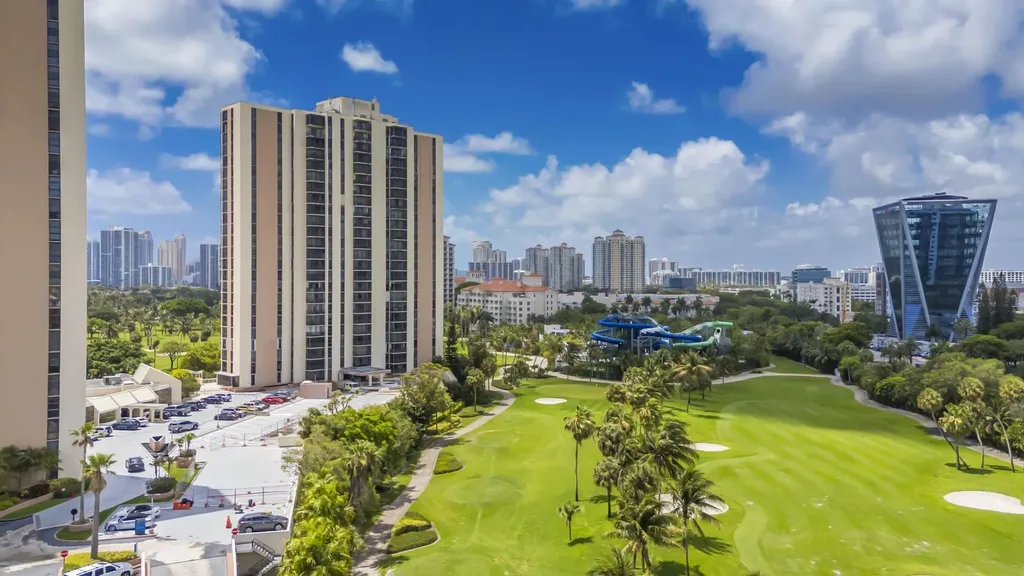 20335 W Country Club Aventura FL 33180