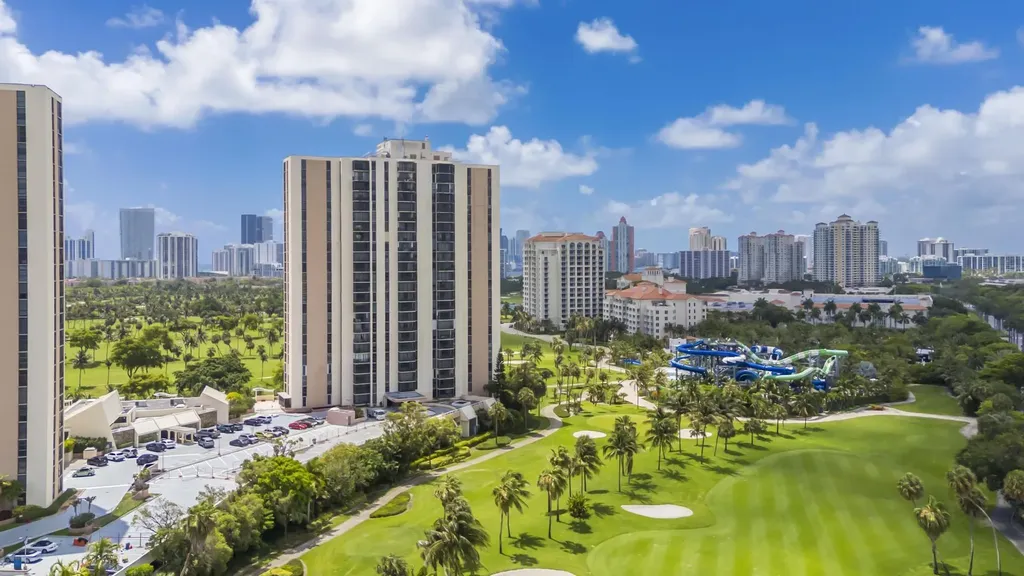 20335 W Country Club Aventura FL 33180