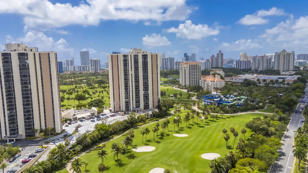 20335 W Country Club Aventura FL 33180