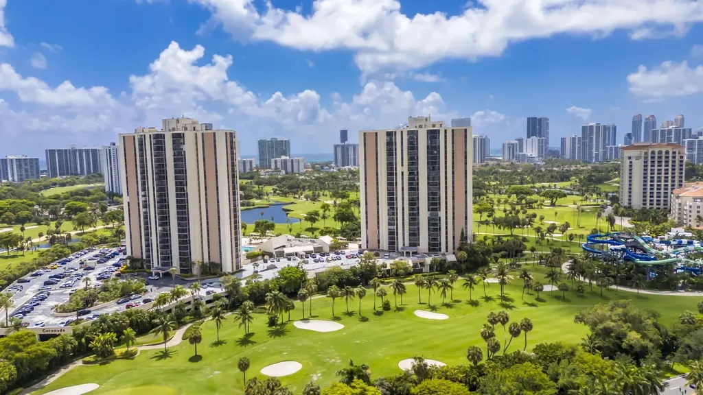 20335 W Country Club Aventura FL 33180