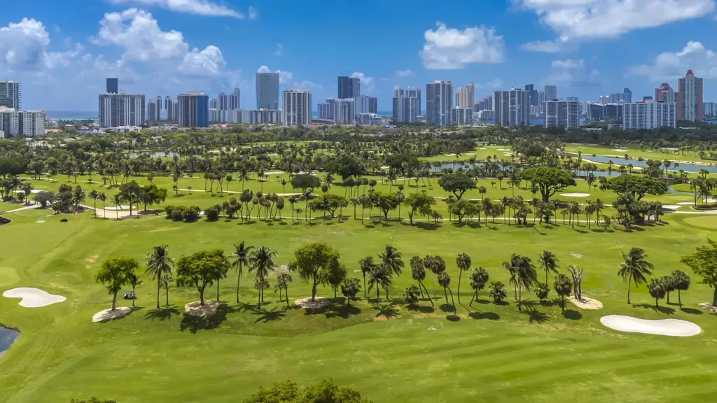 20335 W Country Club Aventura FL 33180