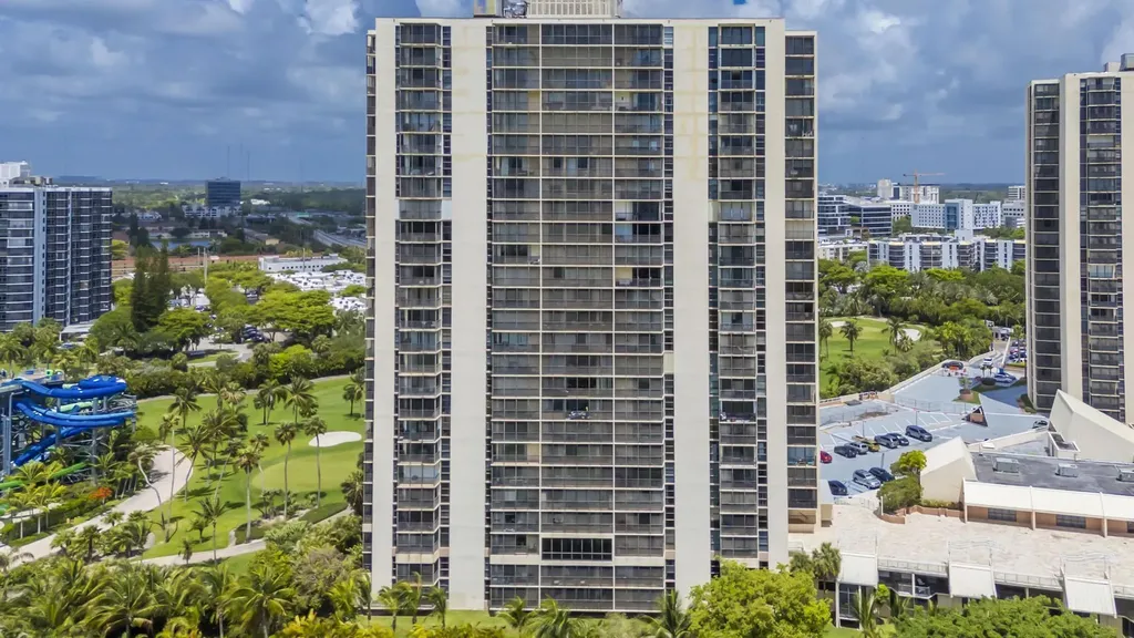 20335 W Country Club Aventura FL 33180