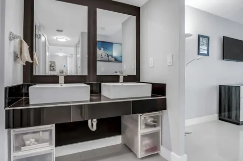 20335 W Country Club Aventura FL 33180