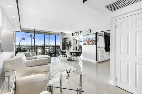 20335 W Country Club Aventura FL 33180