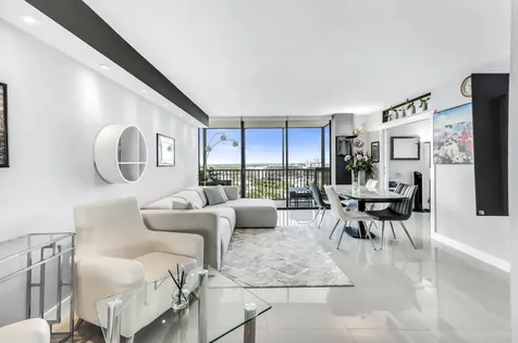 20335 W Country Club Aventura FL 33180