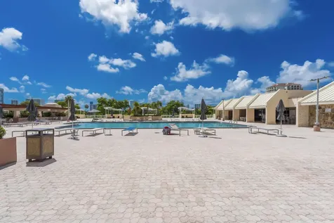 20335 W Country Club Aventura FL 33180