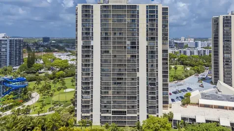 20335 W Country Club Aventura FL 33180