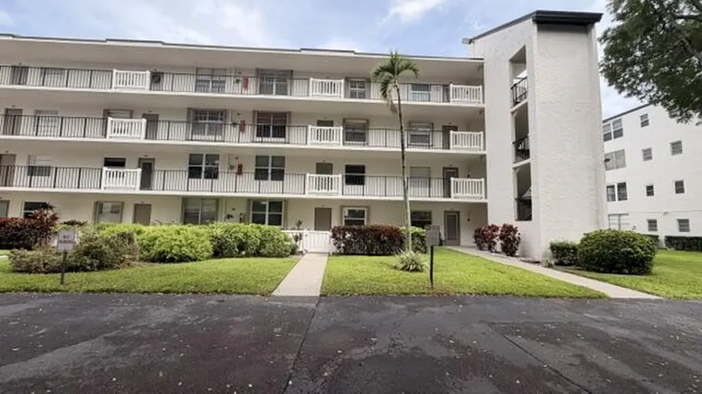 24 Abbey Lane Delray Beach FL 33446