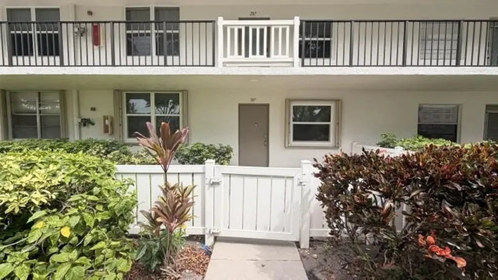 24 Abbey Lane Delray Beach FL 33446