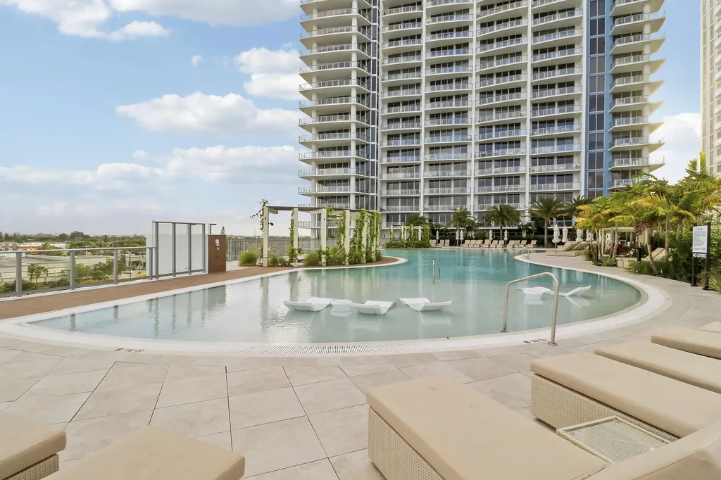 220 Lake Shore Drive West Palm Beach FL 33403