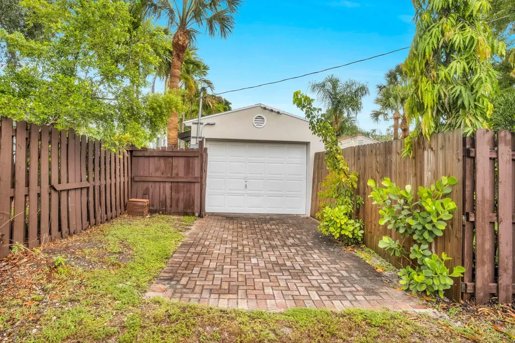 1219 N Lakeside Drive Lake Worth Beach FL 33460