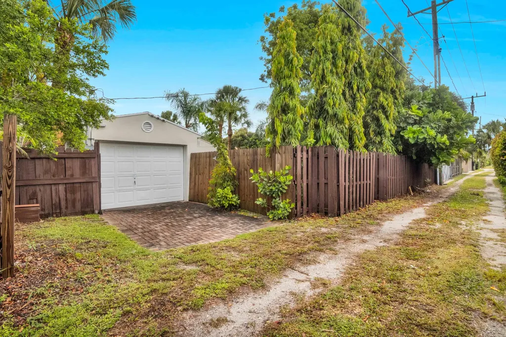 1219 N Lakeside Drive Lake Worth Beach FL 33460