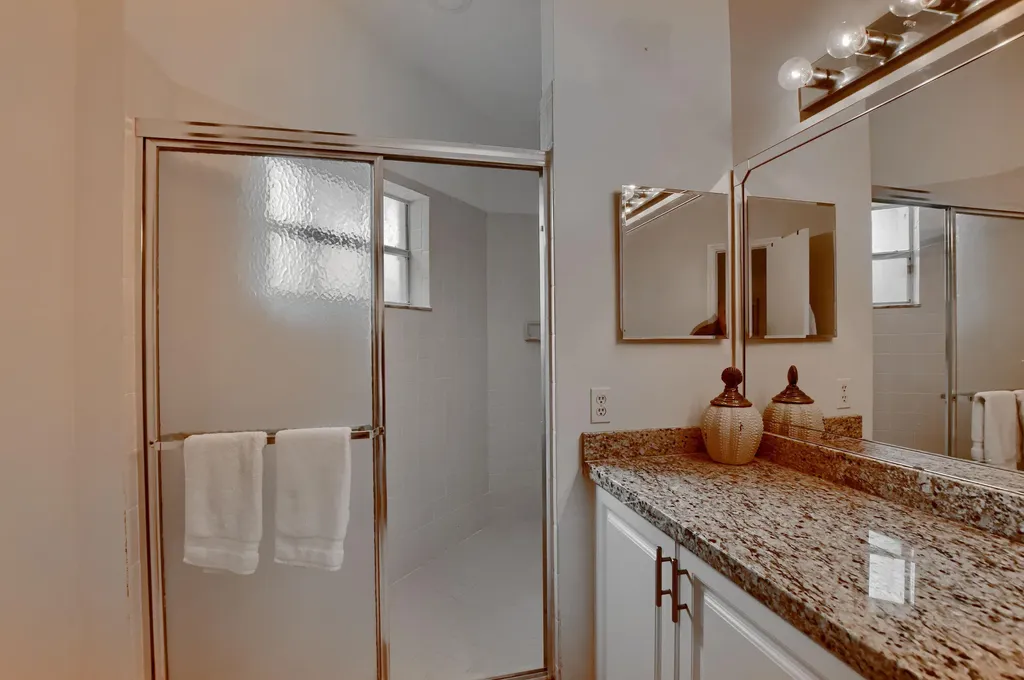 6563 Via Regina Boca Raton FL 33433