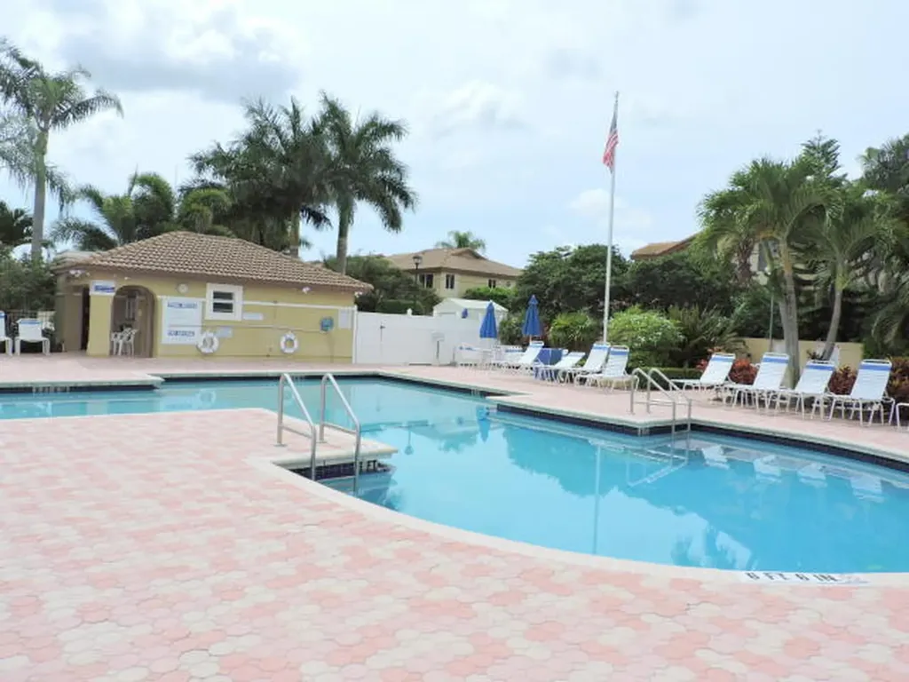 6563 Via Regina Boca Raton FL 33433