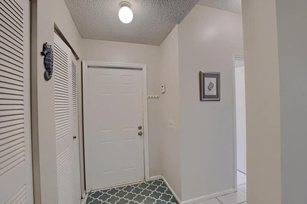 6563 Via Regina Boca Raton FL 33433