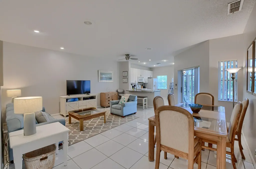 6563 Via Regina Boca Raton FL 33433