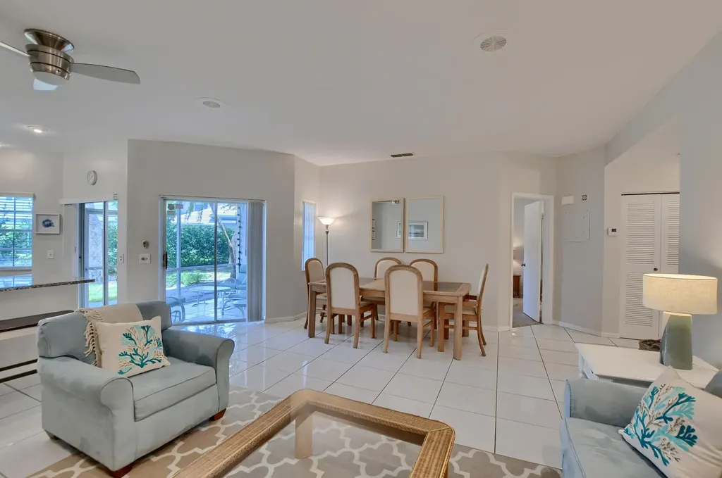 6563 Via Regina Boca Raton FL 33433