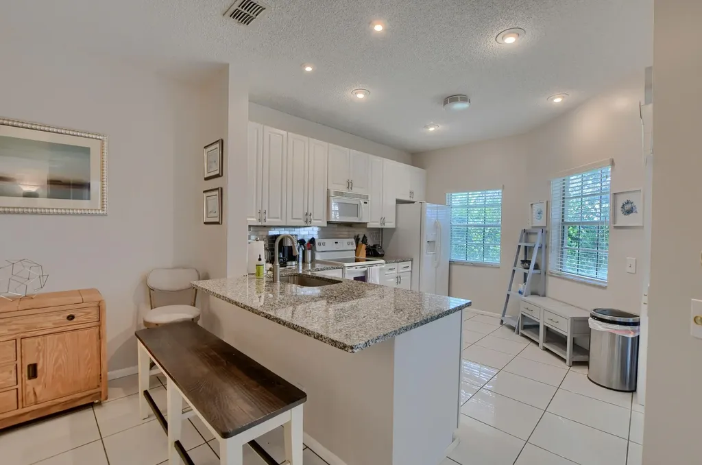 6563 Via Regina Boca Raton FL 33433