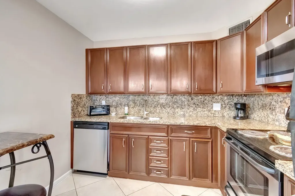 4049 Wolverton C Boca Raton FL 33434