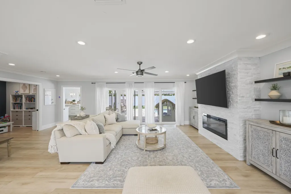 621 Apple Tree Lane Boca Raton FL 33486