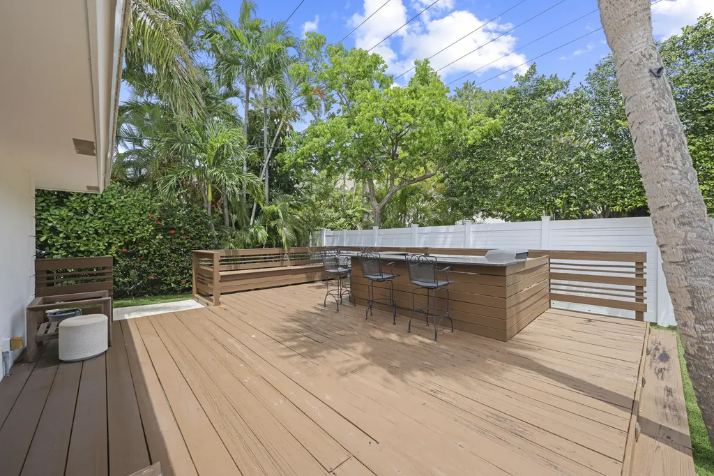 621 Apple Tree Lane Boca Raton FL 33486