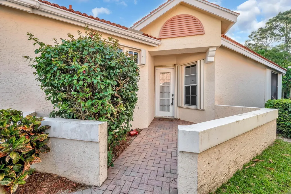 615 SW St Thomas Cove Port St Lucie FL 34986