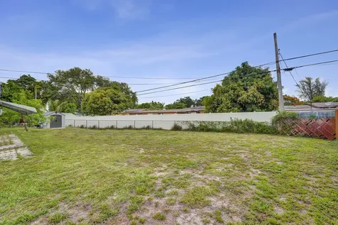 4111 SW 32nd Drive West Park FL 33023