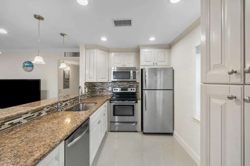 334 Burgundy G Delray Beach FL 33484