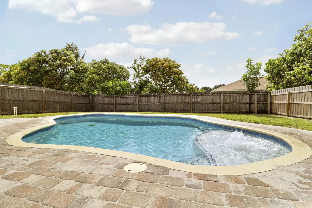 98 Pintail Court Royal Palm Beach FL 33411