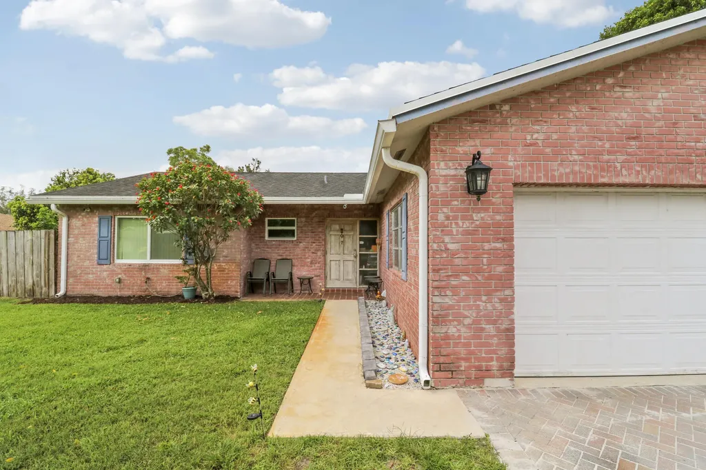 98 Pintail Court Royal Palm Beach FL 33411