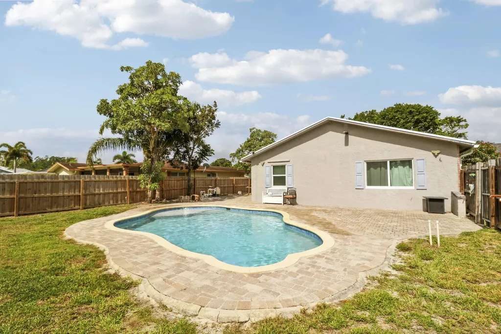98 Pintail Court Royal Palm Beach FL 33411