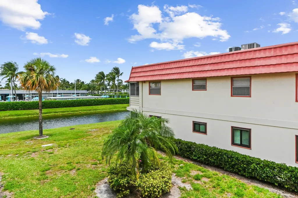 38 Saxony Delray Beach FL 33446