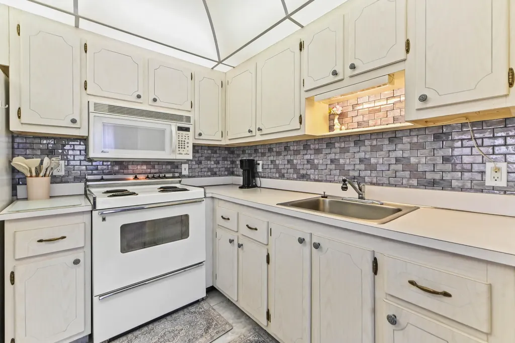 38 Saxony Delray Beach FL 33446
