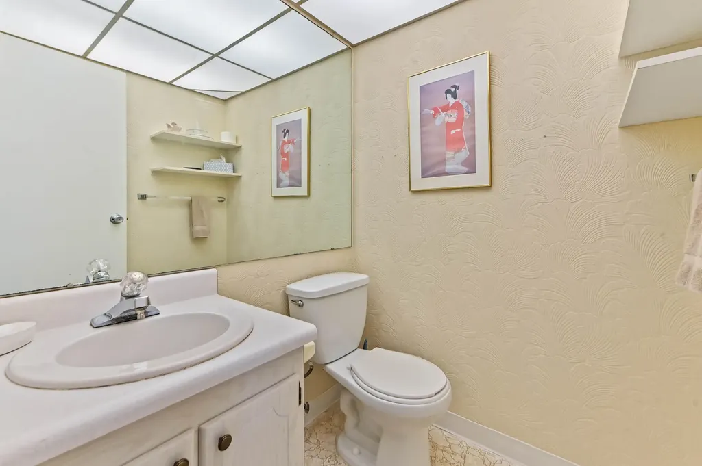 38 Saxony Delray Beach FL 33446
