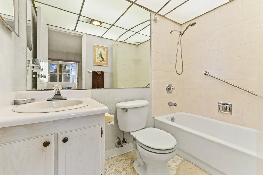 38 Saxony Delray Beach FL 33446