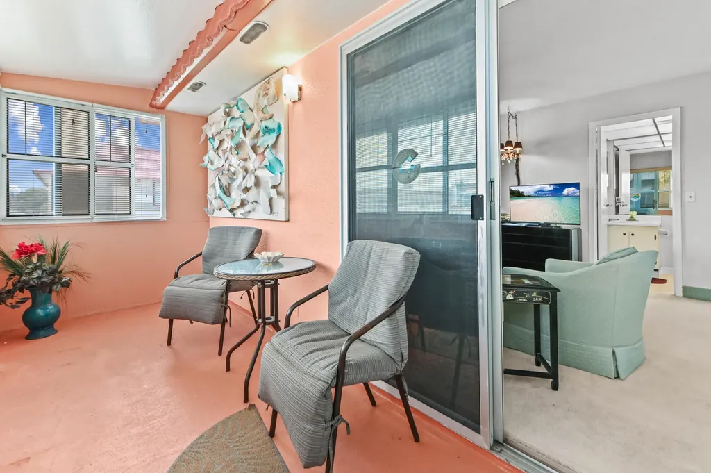 38 Saxony Delray Beach FL 33446
