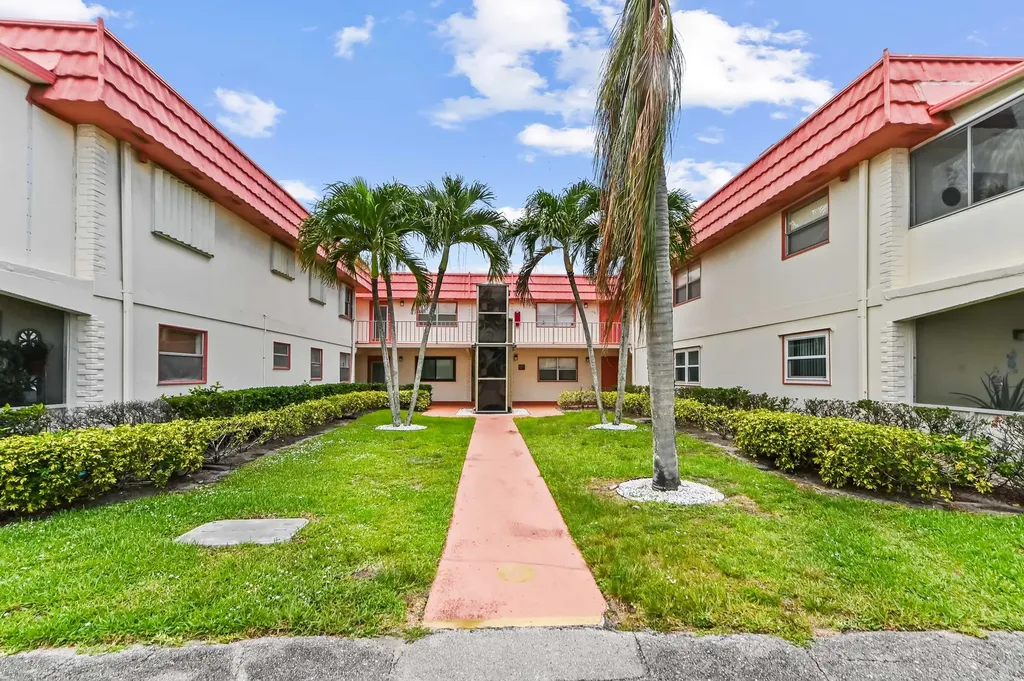38 Saxony Delray Beach FL 33446