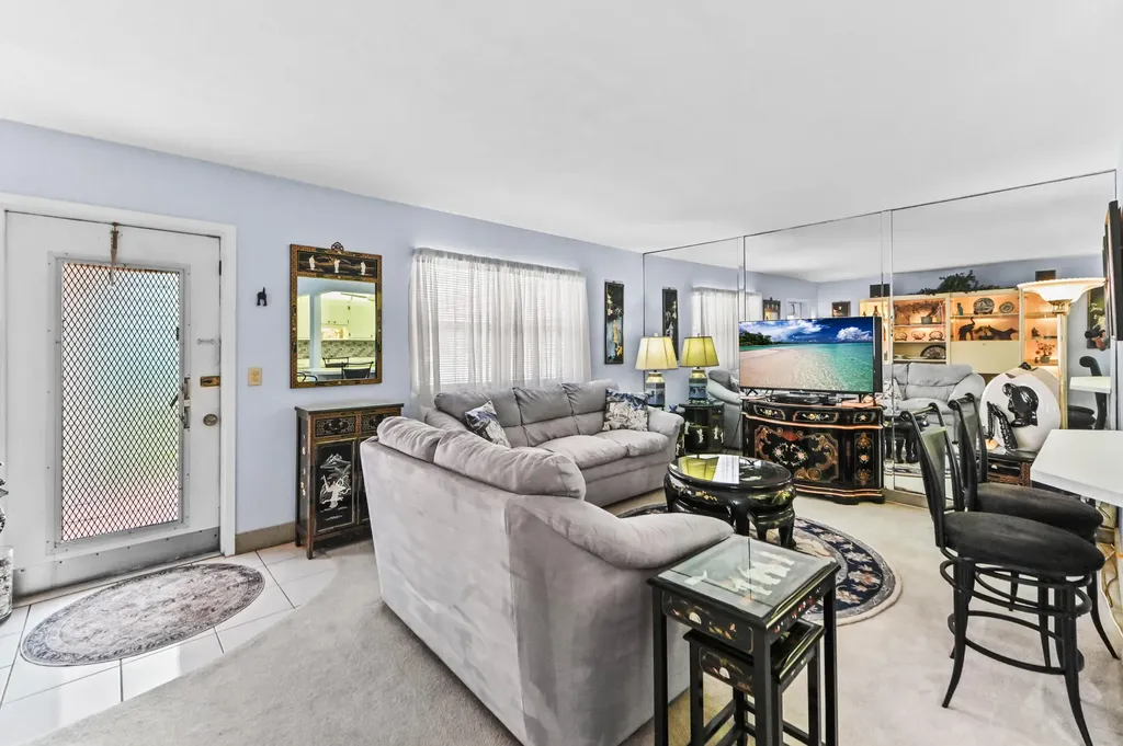 38 Saxony Delray Beach FL 33446