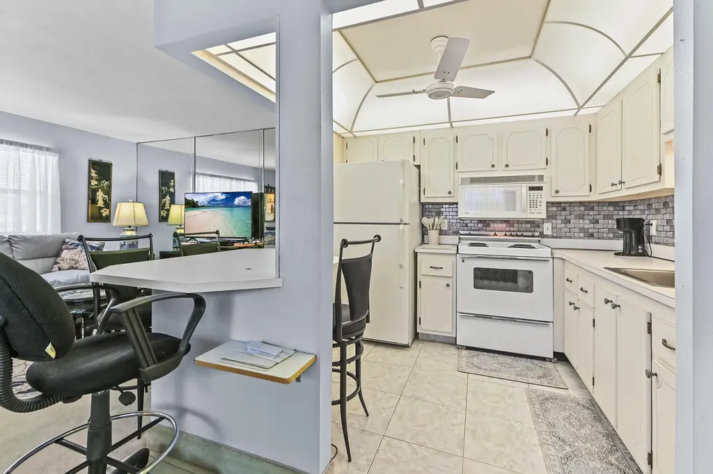 38 Saxony Delray Beach FL 33446