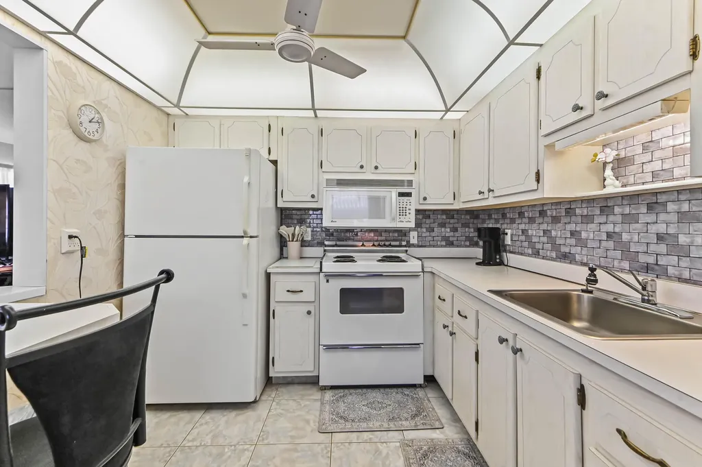 38 Saxony Delray Beach FL 33446