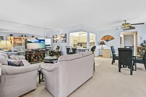 38 Saxony Delray Beach FL 33446