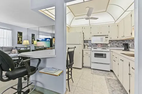 38 Saxony Delray Beach FL 33446