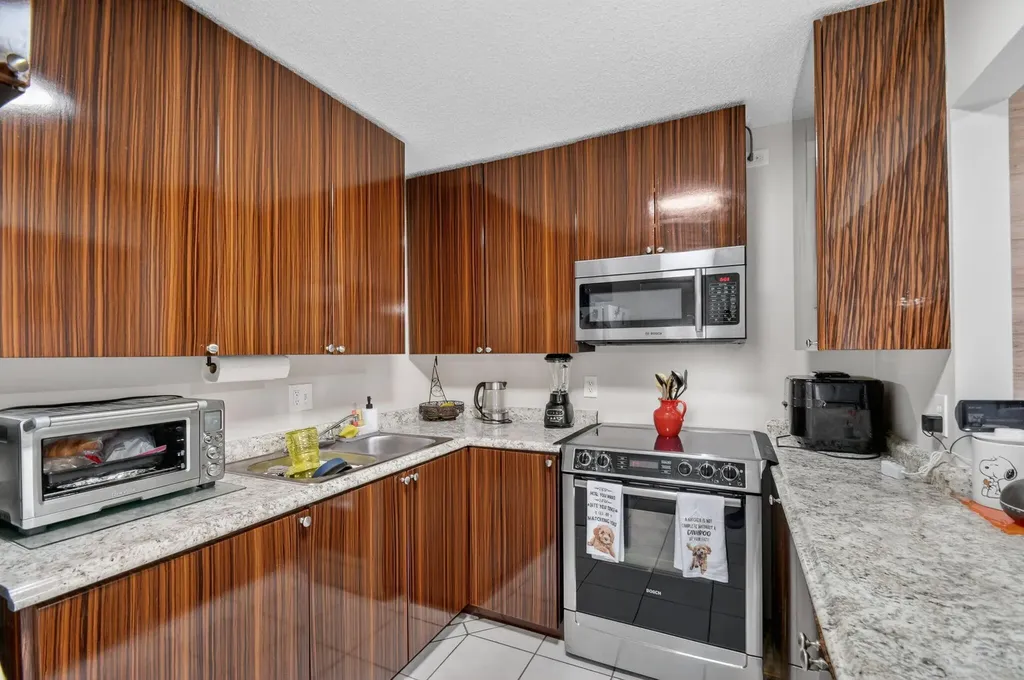 536 Shady Pine Way Greenacres FL 33415
