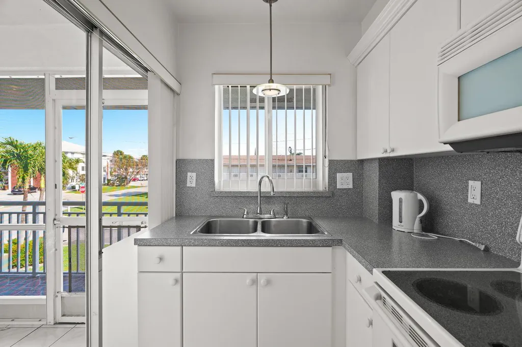 2100 NE 38th Street Lighthouse Point FL 33064