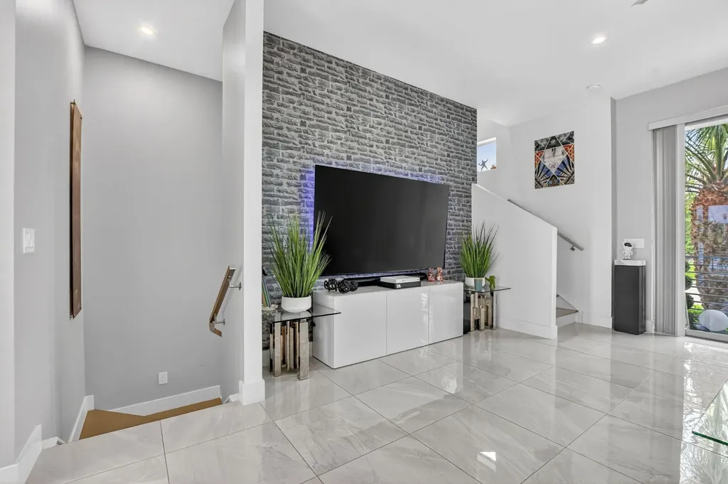 4021 NW 18th Way Boca Raton FL 33431