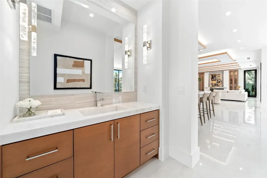 24 Fiesta Way Fort Lauderdale FL 33301